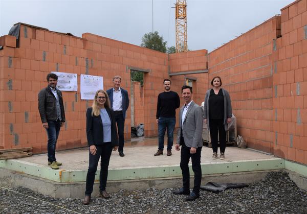 Freuen sich, dass der Bau der AWO MINT-KiTa so gut voranschreitet: (v.l.n.r.) AWO-Gesch�ftsf�hrer Dr. Andreas Neumann, B�rgermeisterin Nicole Reschke, Bauherr Axel Stracke, Einrichtungsleiter Stefan Feldmann, Landrat Andreas M�ller und AWO-Abteilungsleiterin Christiane Mohl.