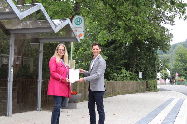 B�rgermeisterin Nicole Reschke nimmt den F�rderbescheid von NWL-Verbandsvorsteher Andreas M�ller entgegen.