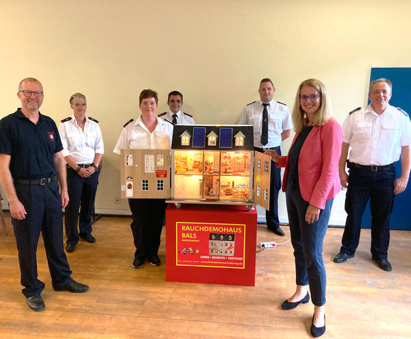 Feuerwehr bekommt rauchendes Haus zum �ben