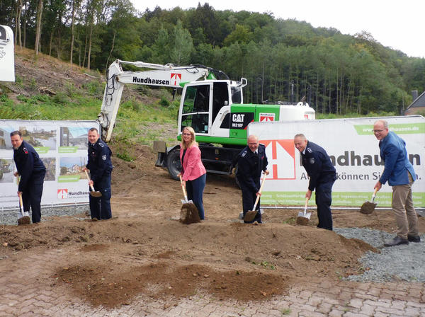 Spatenstich f�r das neue Feuerwehrger�tehaus Freudenberg