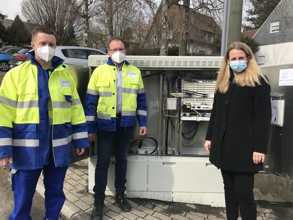 Projektleiter Philipp St�ber (Westnetz GmbH), Westenergie-Kommunalmanager Achim Loos und B�rgermeisterin Nicole Reschke zeigen an einem Glasfaserschrank (Multifunktionsgeh�use) den eigenwirtschaftlichen Breitbandausbau im Bereich M�hlenstra�e.