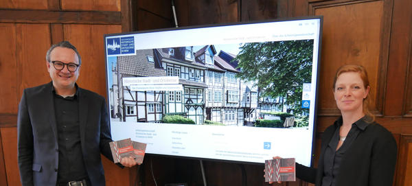 Foto: Lemgos B�rgermeister Markus Baier, Vorsitzender der Arbeitsgemeinschaft, und Berit Weber, Gesch�ftsf�hrerin der AG, pr�sentieren die neue Homepage und das Booklet der Arbeitsgemeinschaft Historische Stadt- und Ortskerne NRW. (Foto: AG Historische Stadt- und Ortskerne NRW)