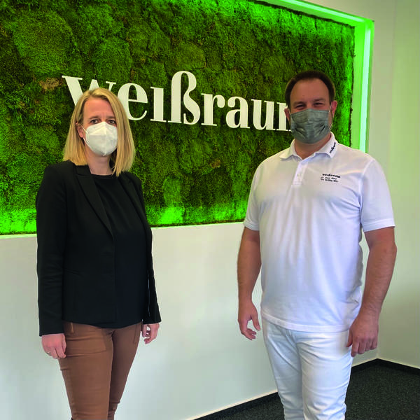 Als eines der f�nf Corona-Testzentren in Freudenberg bietet Zahnarzt Dr. Tim Nolting in einem Drive-Through vor seiner Praxis Corona-Schnelltests f�r alle B�rgerInnen an.