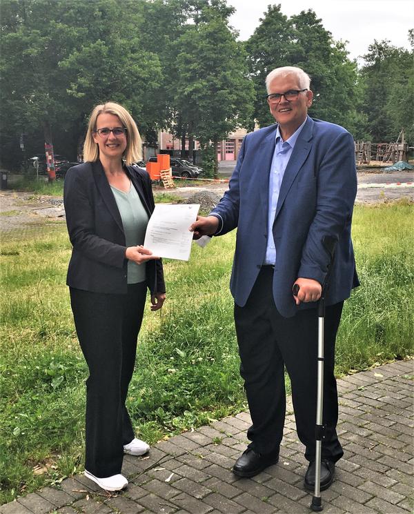 B�rgermeisterin Nicole Reschke empf�ngt F�rderbescheid von Regierungspr�sident Hans-Josef Vogel