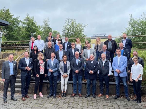 Vertreter der teilnehmenden Unternehmen und in erster Reihe (v. l.) Kyrillos Kaioglidis - B�rgermeister von Hilchenbach, Dr. Bernhard Baumann - B�rgermeister von Neunkirchen, Nicole Reschke - B�rgermeisterin von Freudenberg und Landrat Andreas M�ller bei der Auftaktveranstaltung von ��KOPROFIT� Siegerland� im Technikmuseum in Freudenberg.