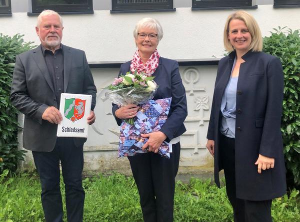 Die B�rgermeisterin �bermittelte Lore Schreiber gro�en Dank und Anerkennung gemeinsam mit J�rgen Otto, Vorsitzender der Bezirksvereinigung Siegen des Bundes Deutscher Schiedsfrauen und Schiedsm�nner.