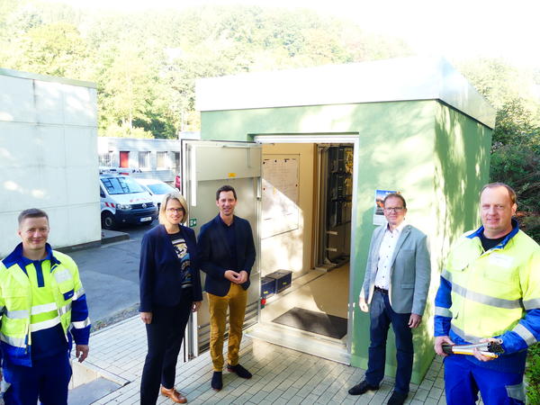 Der Breitbandausbau aus dem aktuellen F�rderverfahren in Freudenberg ist technisch abgeschlossen. Philipp St�ber (Westnetz), B�rgermeisterin Nicole Reschke (Stadt Freudenberg), Landrat Andreas M�ller (Kreis Siegen-Wittgenstein), Achim Loos (Westenergie) und
Helge B�umer (Westnetz) trafen sich vor dem Glasfaser-Knotenpunkt an der Asdorfer Stra�e (v. li.).
