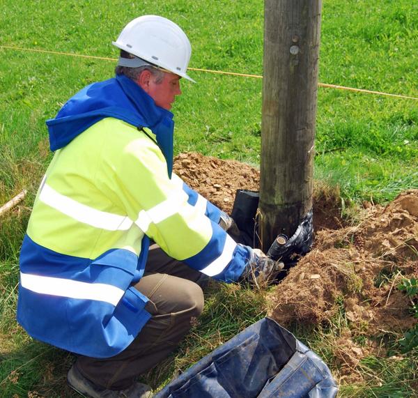Der Verteilnetzbetreiber Westnetz kontrolliert regelm��ig die Holzmasten zur Stromversorgung und Stra�enbeleuchtung. Dazu geh�rt auch das Freilegen des Mastfu�es, um diesen auf seine Standfestigkeit zu untersuchen.
