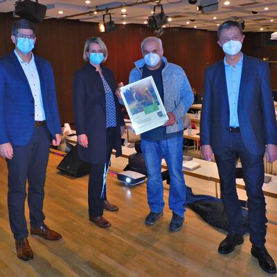 Den Klimaschutzpreis �berreichten B�rgermeisterin Nicole Reschke, Peter Imh�user (Westenergie) und Ausschussvorsitzender Johannes Werthenbach an die Heimatfreunde Oberfischbach