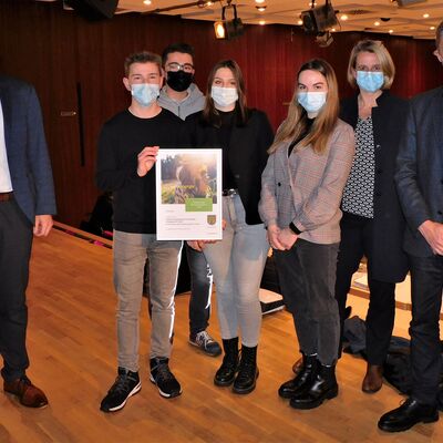 Den Klimaschutzpreis �berreichten B�rgermeisterin Nicole Reschke, Peter Imh�user (Westenergie) und Ausschussvorsitzender Johannes Werthenbach an die Gesamtschule Freudenberg