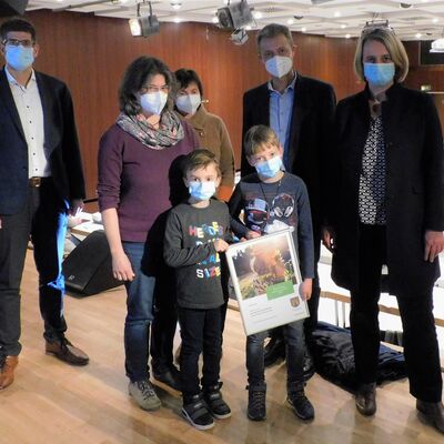 Den Klimaschutzpreis �berreichten B�rgermeisterin Nicole Reschke, Peter Imh�user (Westenergie) und Ausschussvorsitzender Johannes Werthenbach an die Grundschule Oberfischbach