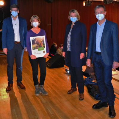 Den Klimaschutzpreis �berreichten B�rgermeisterin Nicole Reschke, Peter Imh�user (Westenergie) und Ausschussvorsitzender Johannes Werthenbach an die Grundschule Alchen