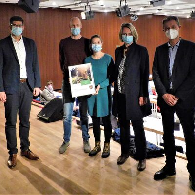 Den Klimaschutzpreis �berreichten B�rgermeisterin Nicole Reschke, Peter Imh�user (Westenergie) und Ausschussvorsitzender Johannes Werthenbach an Familie Gebser