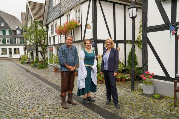 "Gro�artig", sagt Freudenbergs B�rgermeisterin Nicole Reschke (r.). Das Projekt "Digitale Stadtgeschichte(n)" hat in der REGIONALE 2025 den dritten Stern erhalten und kann umgesetzt werden. Stadt, Theatervereine und Schulen arbeiten gemeinsam daran, die Stadtgeschichte neu erlebbar zu machen. Nun kann es auch f�r Jens Benner (Projekt-Koordinator bei der Stadt Freudenberg, links) und Silke Unbehauen (Flecker WinterTheater, Mitte), losgehen. (Foto: Michael Bahr)