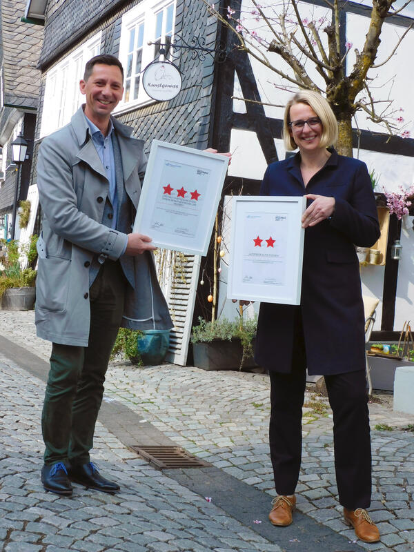 Landrat �bergibt f�nf Sterne an Freudenberger B�rgermeisterin
