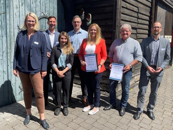 B�rgermeisterin Nicole Reschke und Landrat Andreas M�ller nach der Urkunden�bergabe an die Firmen Apparatebau Stahl GmbH und Klein Anlagenbau AG. 
Von links:  B�rgermeisterin Nicole Reschke, Landrat Andreas M�ller, Michaela Ohrendorf, Thorsten Brand, Anne Eckhardt (alle Klein Anlagenbau), Michael Stahl (Apparatebau Stahl GmbH) und Cornelius Laaser (Ministerium f�r Umwelt, Landwirtschaft, Natur- und Verbraucherschutz)