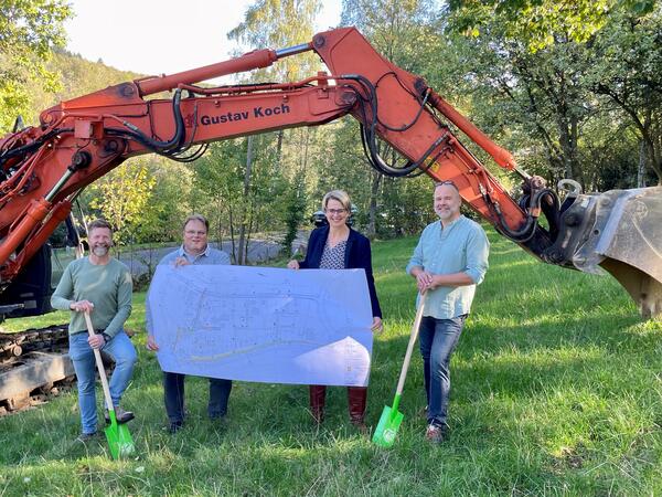 Foto: Olaf Koch, Elmar Beyer, B�rgermeisterin Nicole Reschke, Ortsvorsteher Stephan Marx (v.l.)