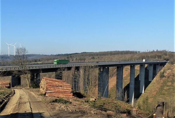Autobahn Talbr�cke B�schergrund