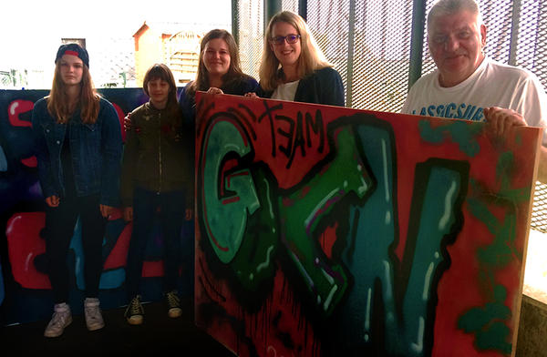Jugendliche gestalten Graffiti-Kunstwerke
