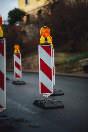 Baustellenschild - Foto von Markus Spiske auf Unsplash