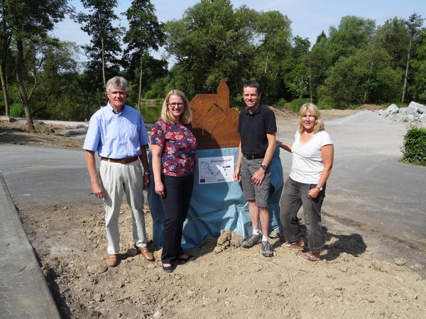 Baudezernent Karl Hermann Hartmann, B&uuml;rgermeisterin Nicole Reschke, Stefan Giebeler (alle Stadt Freudenberg) und Doris Herrmann (Landschaftsarchitekturb&uuml;ro Herrmann und Wendholt) informieren &uuml;ber den Baufortschritt des Rundweges Wasserstaaten.