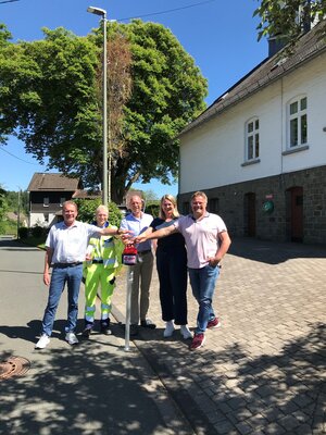 Das Foto zeigt (v.l.): Westenergie Kommunalmanager Achim Loos, Bauleiter Westnetz Domenik Misch, Regionalmanager Westconnect Heiko Grebe, B�rgermeisterin Nicole Reschke und Ortsvorsteher Markus Blusch
