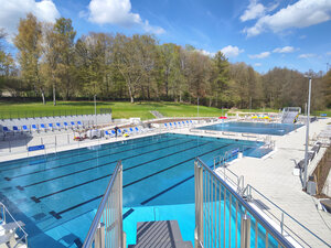 Bild zeigt den Blick auf das Freibad vom Sprungturm fotografiert.