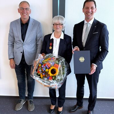 Foto:Christa Lengert mit Verdienstmedaille, LR M�ller und Stlv. BM Wagener