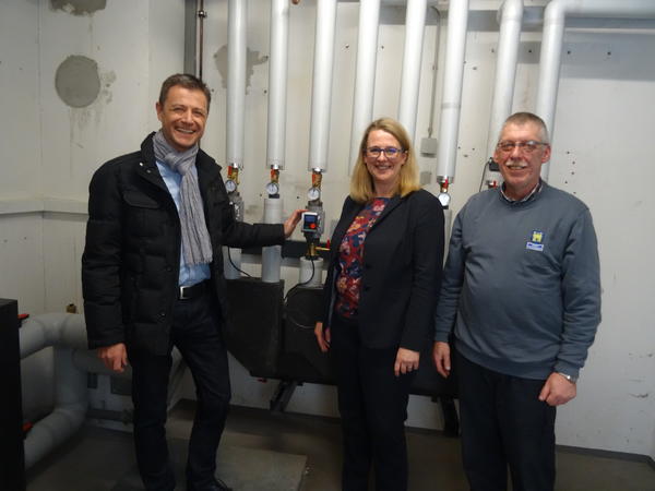 Peter Imh�user, Leiter Kommunales Partnermanagement innogy, nimmt mit B�rgermeisterin Nicole Reschke und Bauhofleiter Uwe Sa�mannshausen die Hocheffizienzpumpen in Betrieb.