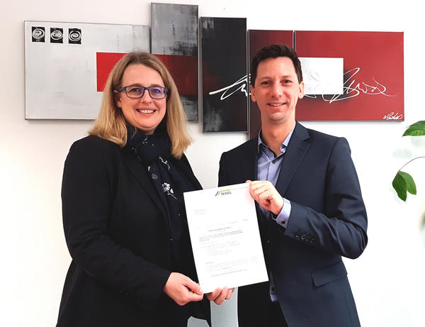 B�rgermeisterin Nicole Reschke und NWL-Verbandsvorsteher Andreas M�ller bei der �bergabe des F�rderbescheides
