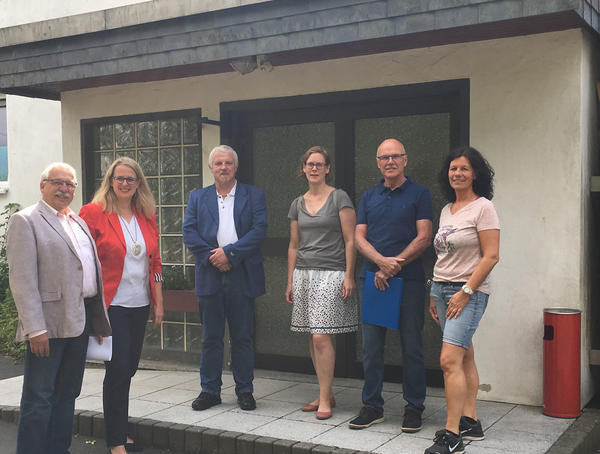 Hohenhain: Der Eingangsbereich des Dorfgemeinschaftshauses wird neu und barrierefrei gestaltet: Wolfgang Bode (Vorsitzender Heimatverein), Nicole Reschke, Heinz Theo Hesse, Inken Daley (Stadt Freudenberg), Ortsvorsteher Heinz Fischbach, Regina Gerbershagen