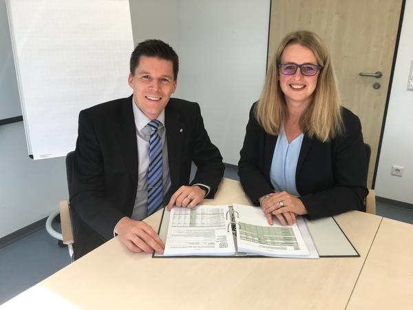 Foto: B�rgermeisterin Nicole Reschke und Julian L�tz, I. Beigeordneter und Stadtk�mmerer