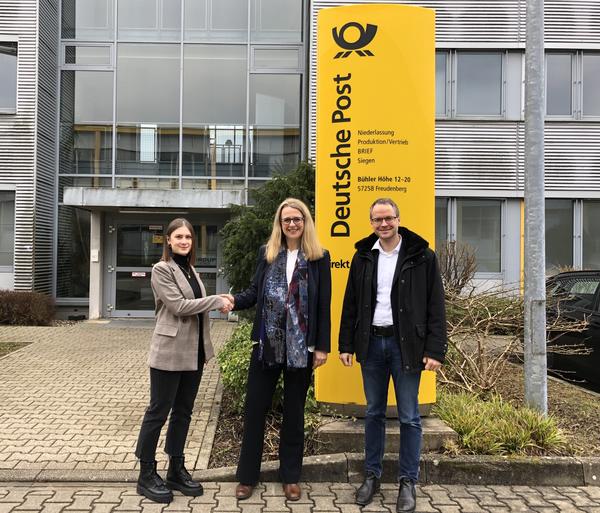 Im Gespr&auml;ch Judith Beck (Niederlassungsleiterin), Nicole Reschke (B&uuml;rgermeisterin) und Christian Riekes (Stabsleiter Produktionsunterst&uuml;tzung)