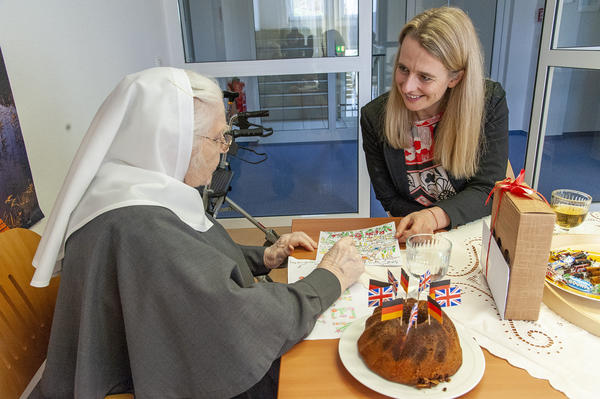 Bild 2: Die Jubilarin erl&auml;utert, welche Ideen ihr beim Gestalten des Fr&uuml;hlingsmotivs gekommen sind