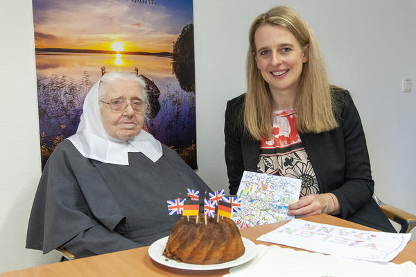 Bild 1: Sr. Audrey mit B&uuml;rgermeisterin Nicole Reschke, die sich sehr &uuml;ber das selbstgemalte Bild freute.